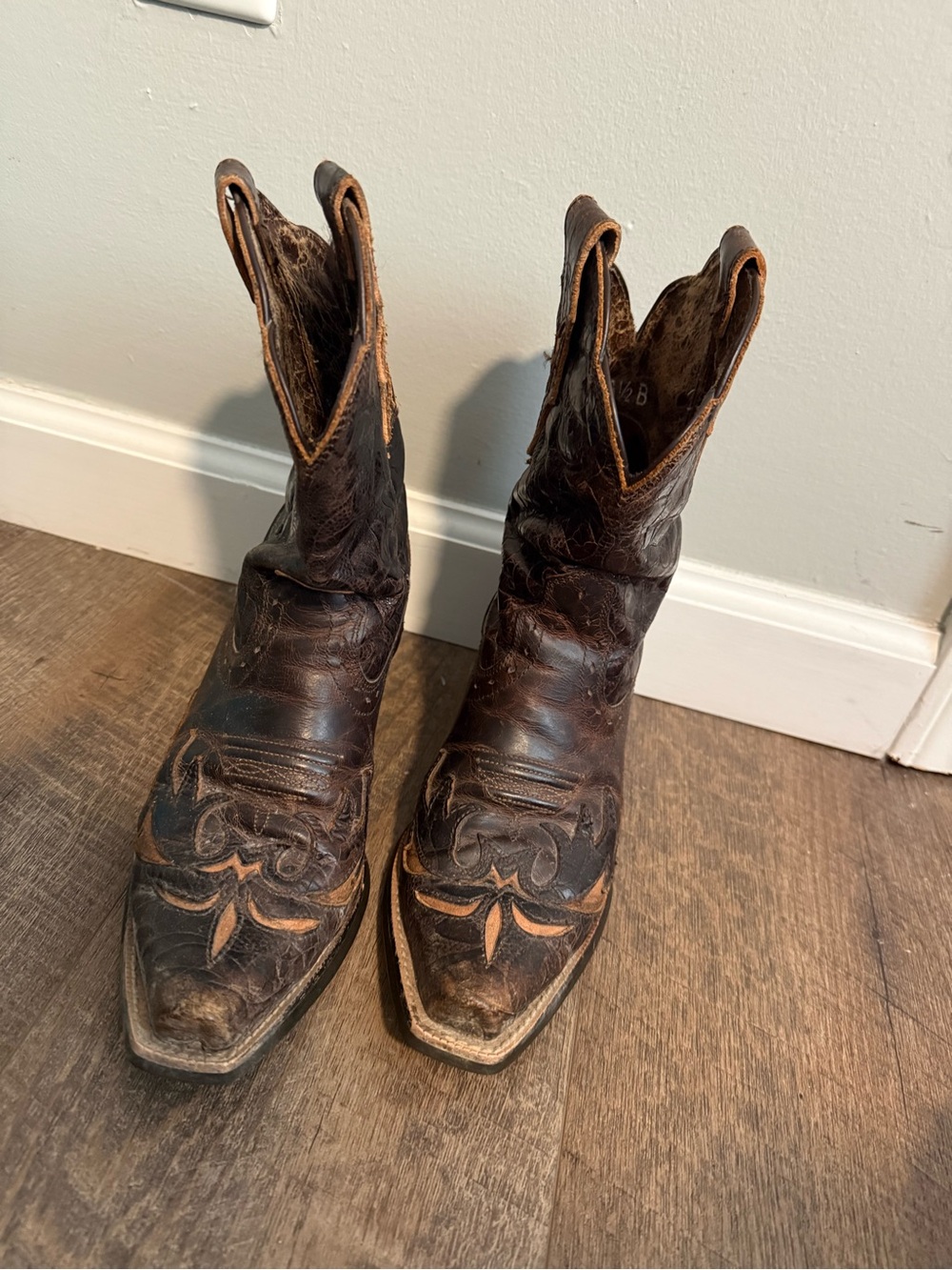 Ariat Brown Leather Embroidered Heeled Cowboy Boots